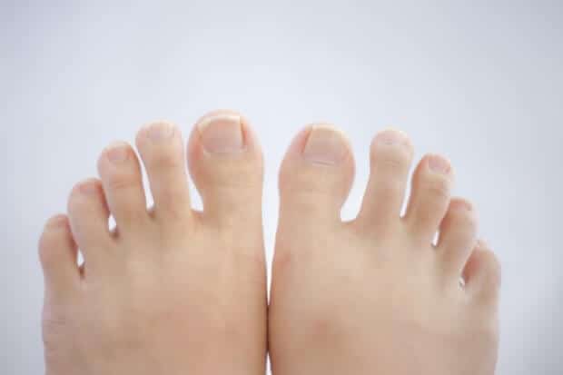 女性の足の指
